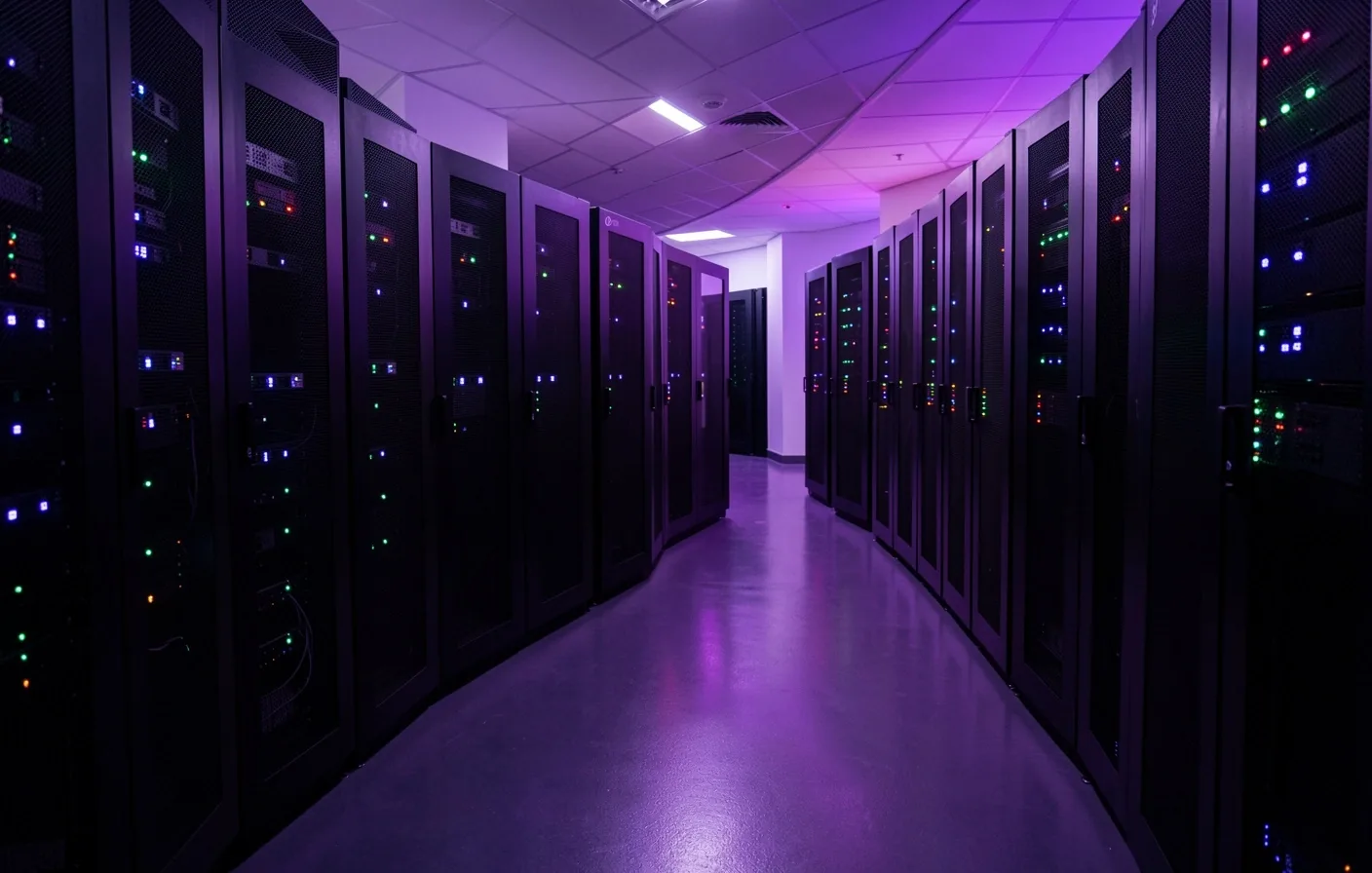 Infraestructura de servidores con iluminación violeta en un centro de datos